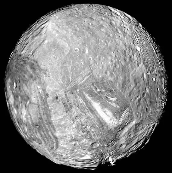 Miranda, a grey moon with smooth areas and others crossed by grooves and cliffs, photographed by Voyager 2