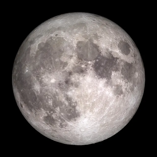 La Luna llena, con sus mares oscuros y sus cráteres, en un mosaico de la sonda LRO